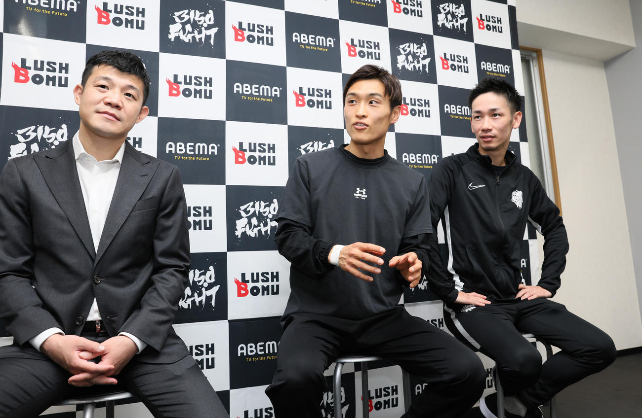 亀田ファウンダー（左）、武市トレーナー（右）とともに会見を行った西田（撮影・清水貴仁）