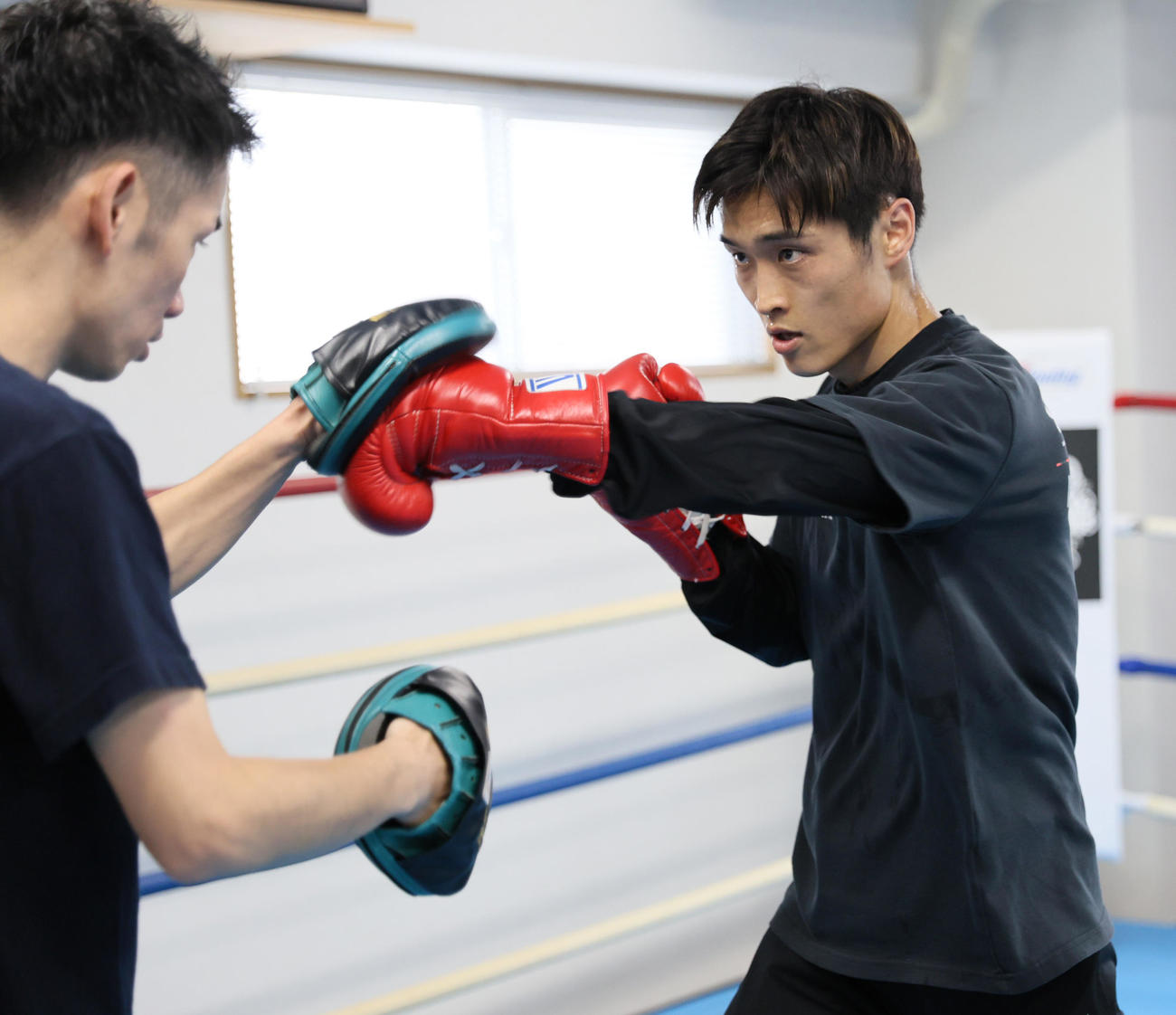 公開練習でミット打ちをする西田（右）（撮影・清水貴仁）