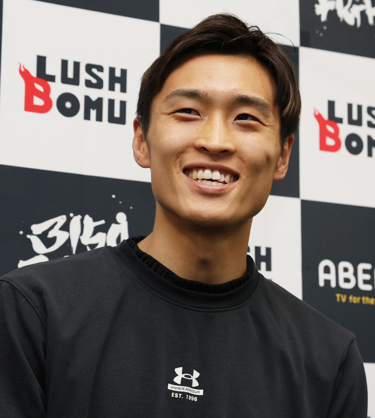 会見で笑顔をみせる西田（撮影・清水貴仁）