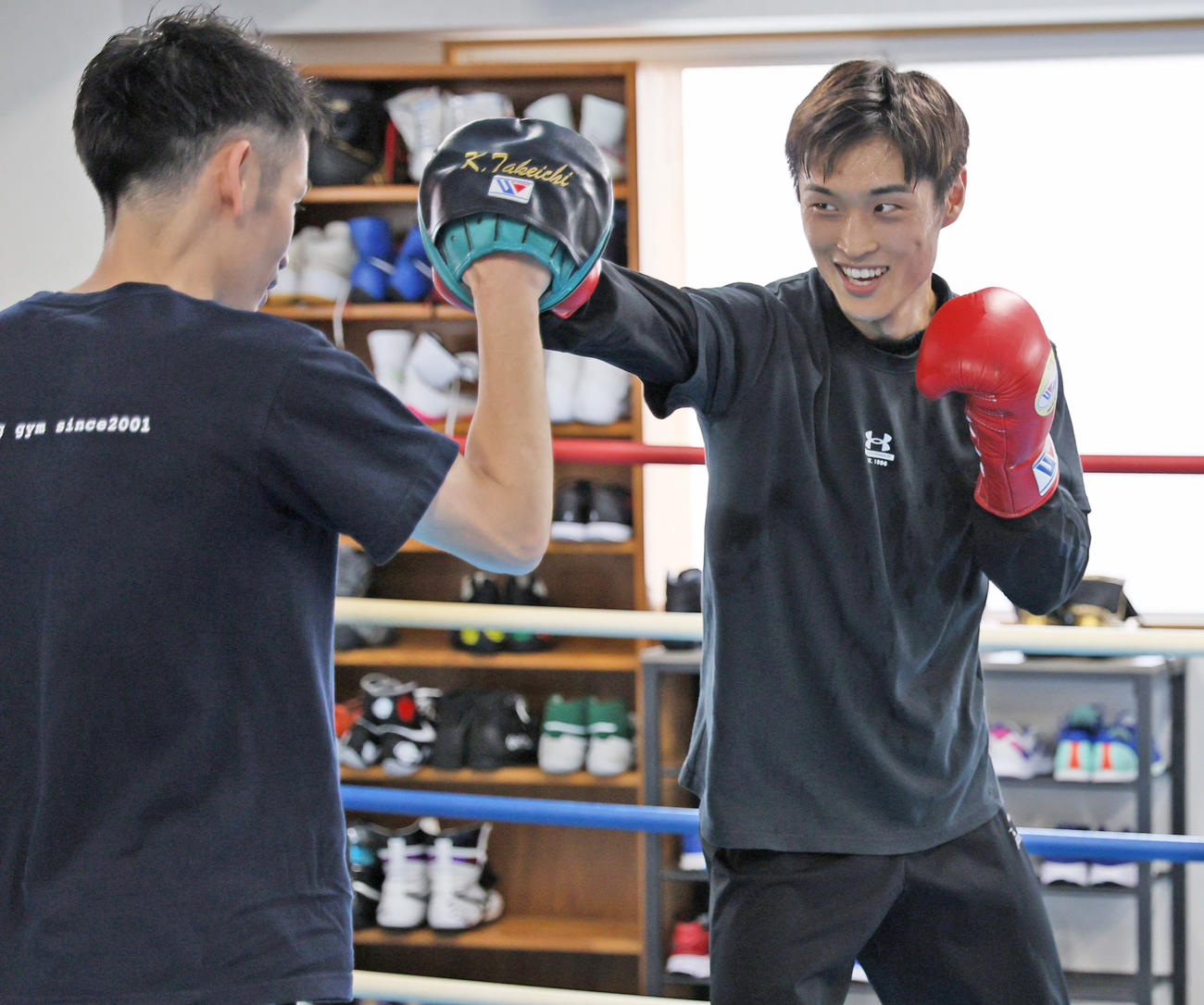 公開練習でミット打ちをする西田（右）（撮影・清水貴仁）