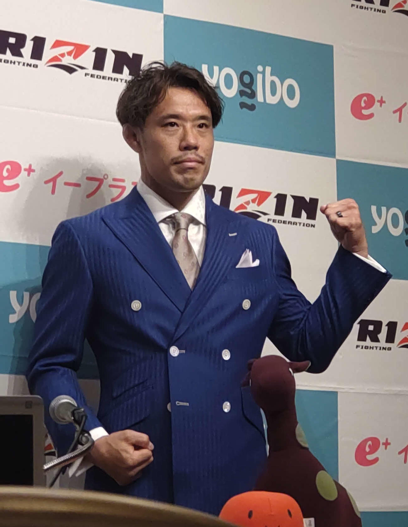 かつての戦友、小見川道大から贈られたオーダーメイドのド派手青スーツ姿で登場した挑戦者・金原正徳