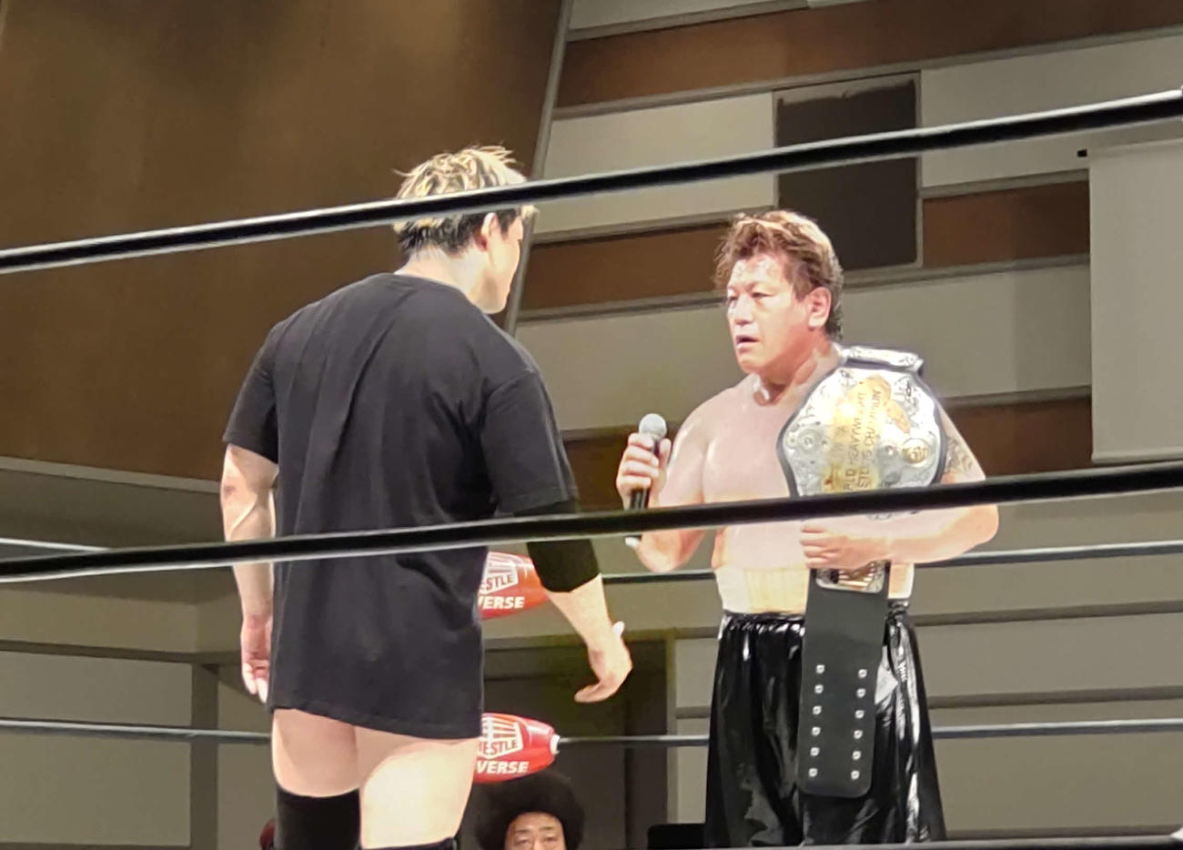 ZERO1の世界ヘビー級王座を防衛した斎藤彰俊は、チームノアの仲間、潮崎豪をリングに上げ、王座戦で戦う約束をかわした