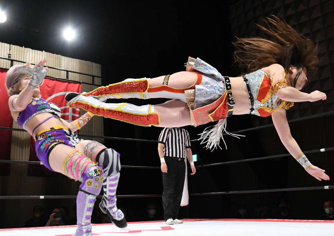 東京女子プロレス　遠藤有栖にドロップキックを決める上原わかな（東京女子プロレス提供）