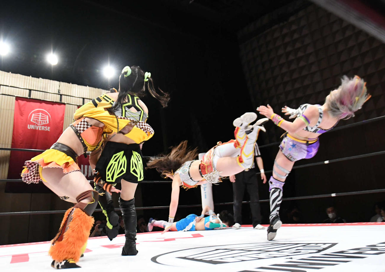 東京女子プロレス　遠藤有栖にドロップキックを決める上原わかなと鈴芽を抱え上げるHIMAWARI（左）（東京女子プロレス提供）