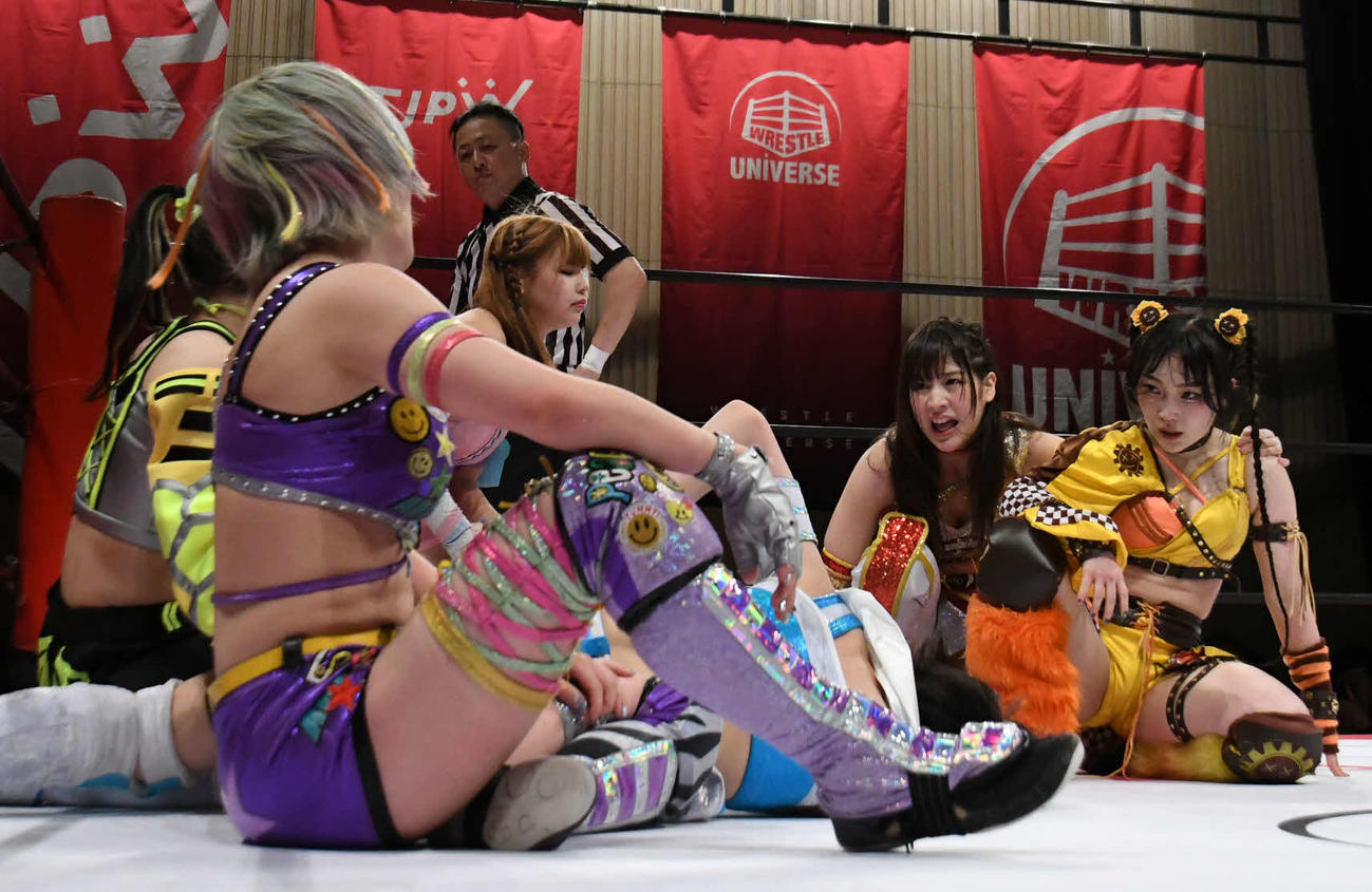 東京女子プロレス　勝利後に相手をにらみつける上原わかな（右から2人目）。右はHIMAWARI（東京女子プロレス提供）