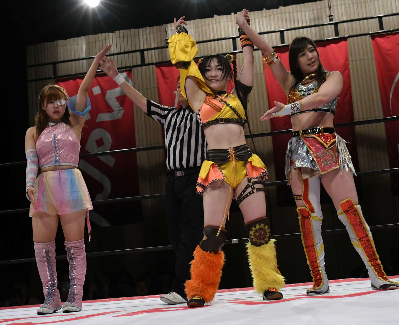 東京女子プロレス　勝利し、勝ち名乗りを受ける上原わかな（右）とHIMAWARI（右から2人目）。左は大久保琉那（東京女子プロレス提供）