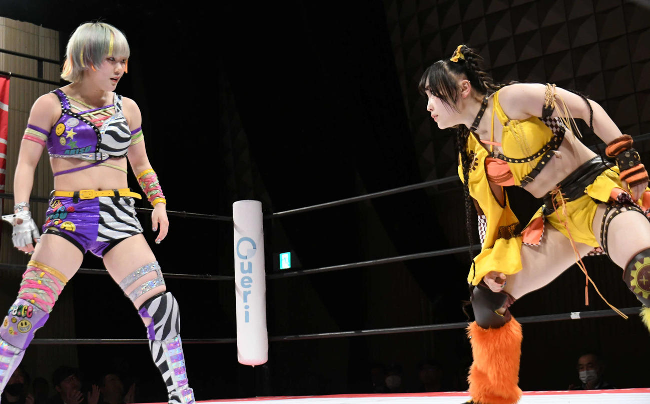 東京女子プロレス　遠藤有栖（左）とにらみ合うHIMAWARI（東京女子プロレス提供）