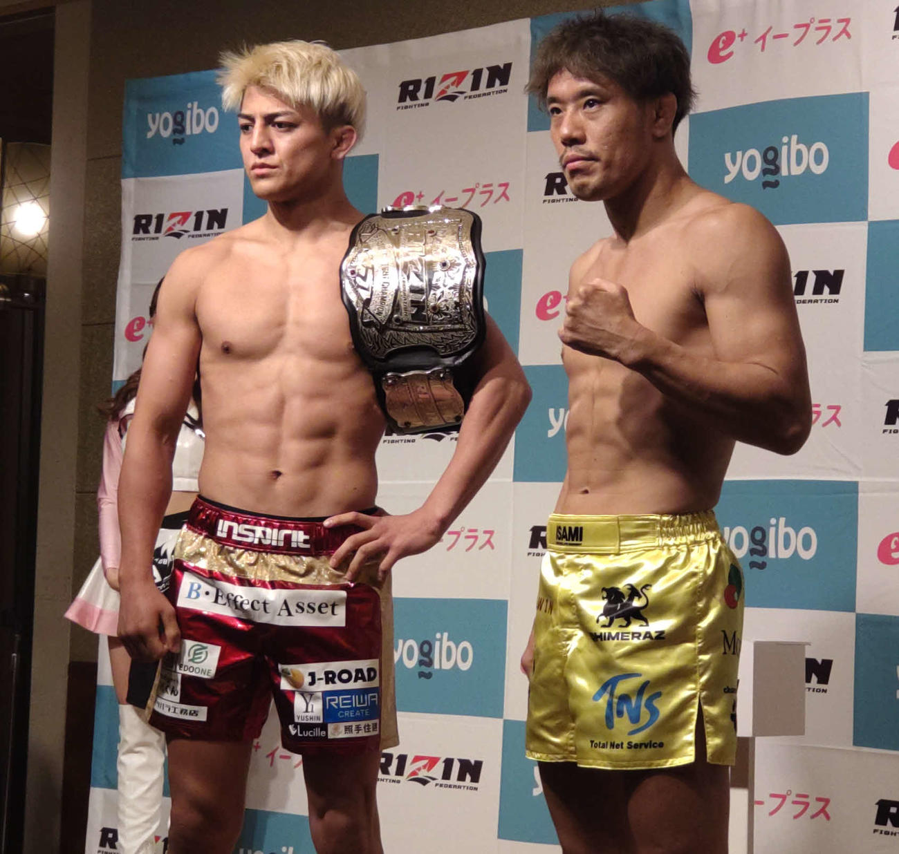 決戦を前に火花を散らす王者・鈴木千裕（左）と挑戦者・金原正徳