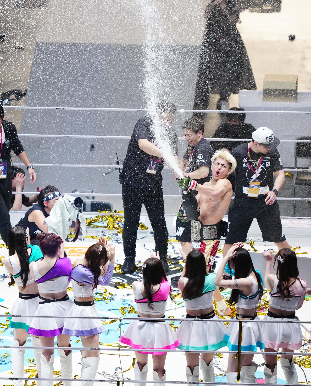 鈴木千裕対金原正徳　金原に勝利しシャンパンファイトする鈴木（中央）（撮影・江口和貴）