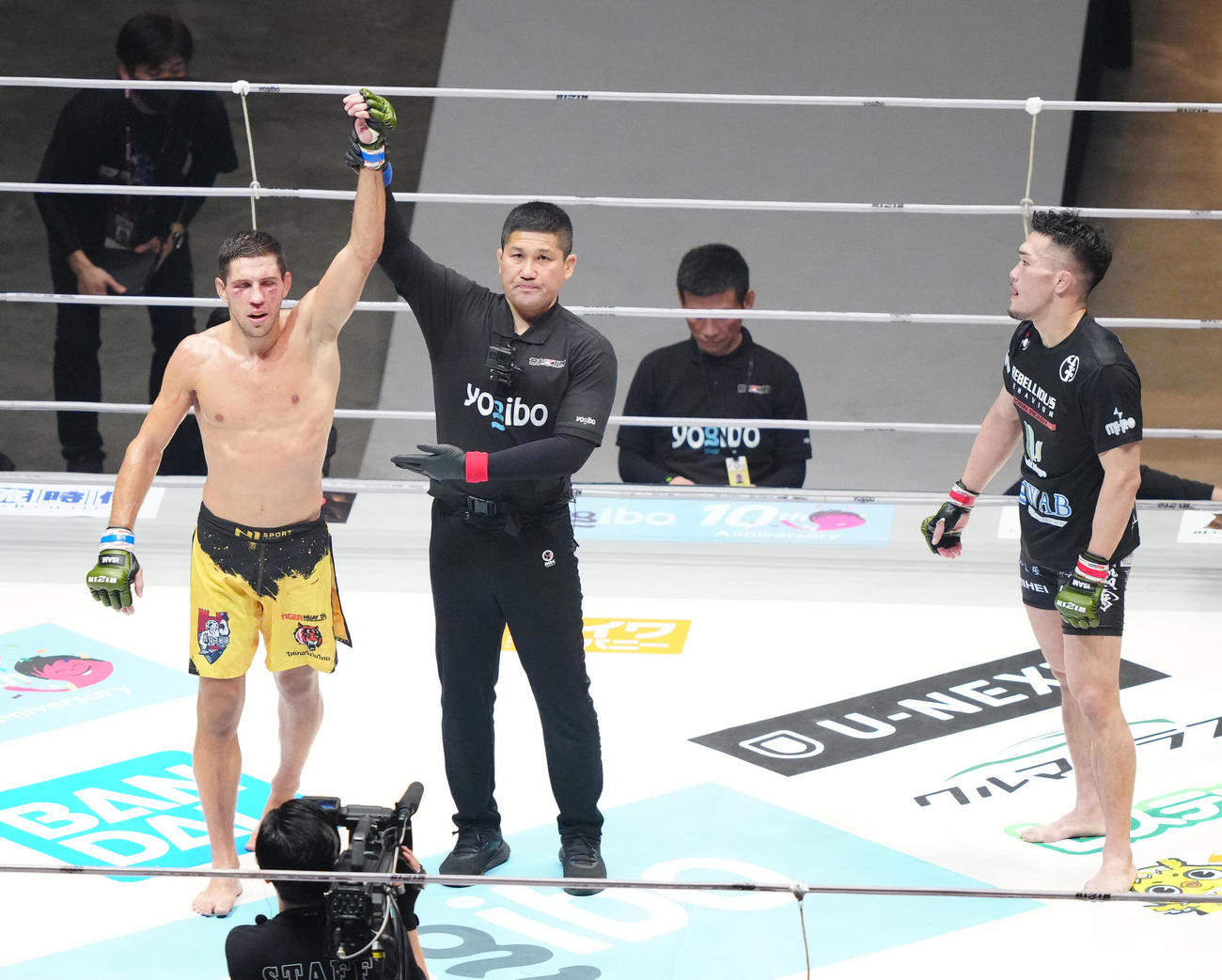 中原由貴対ビクター・コレスニック　中原（右）に判定勝ちしたコレスニック（撮影・江口和貴）