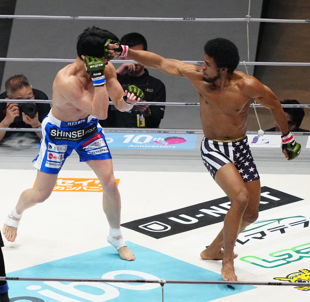 “ブラックパンサー”ベイノア対井上雄策　3回、井上（左）にパンチを放つベイノア（撮影・江口和貴）