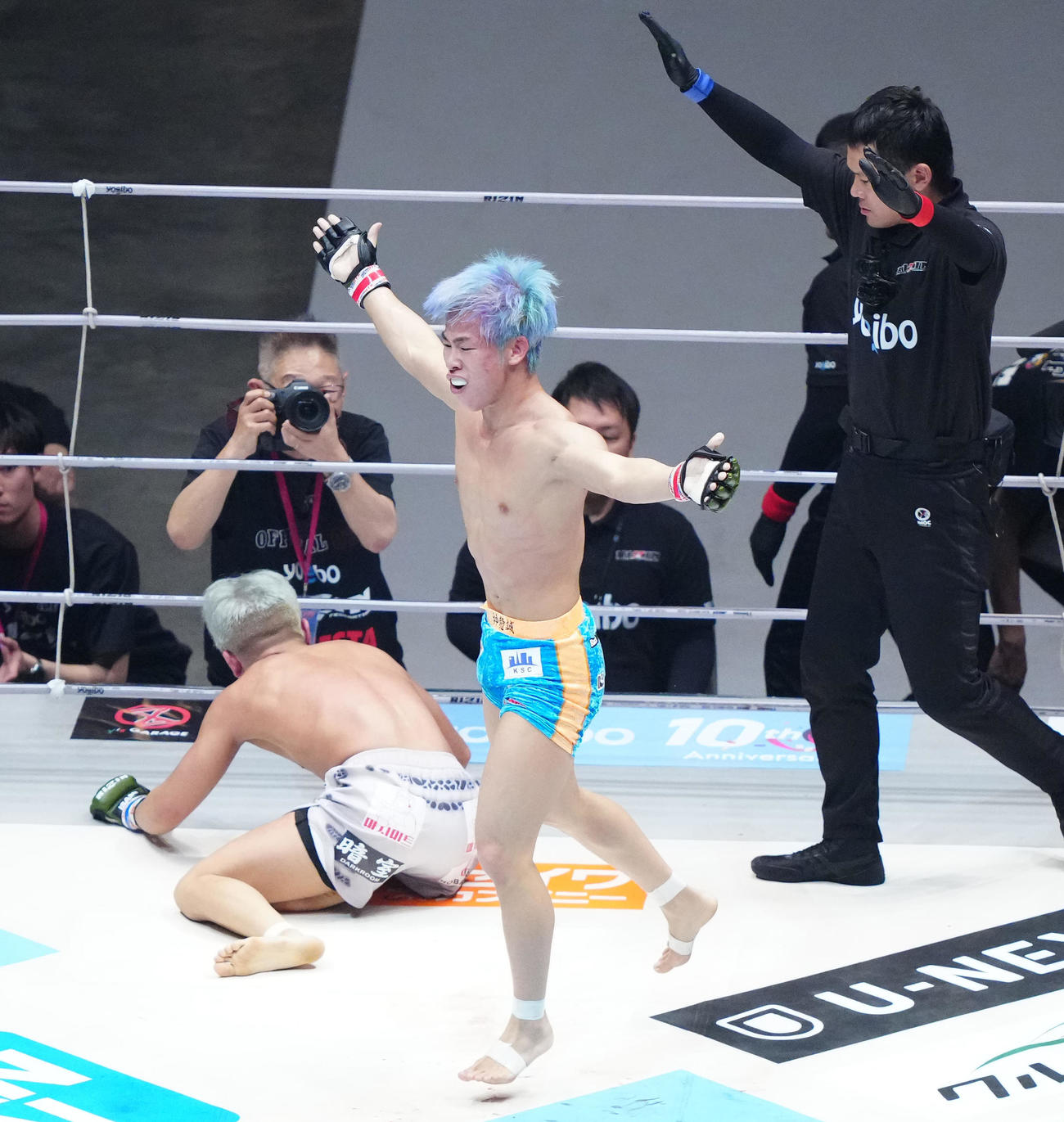神龍誠対イ・ジョンヒョン　イ・ジョンヒョン（左）に勝利した神龍（撮影・江口和貴）