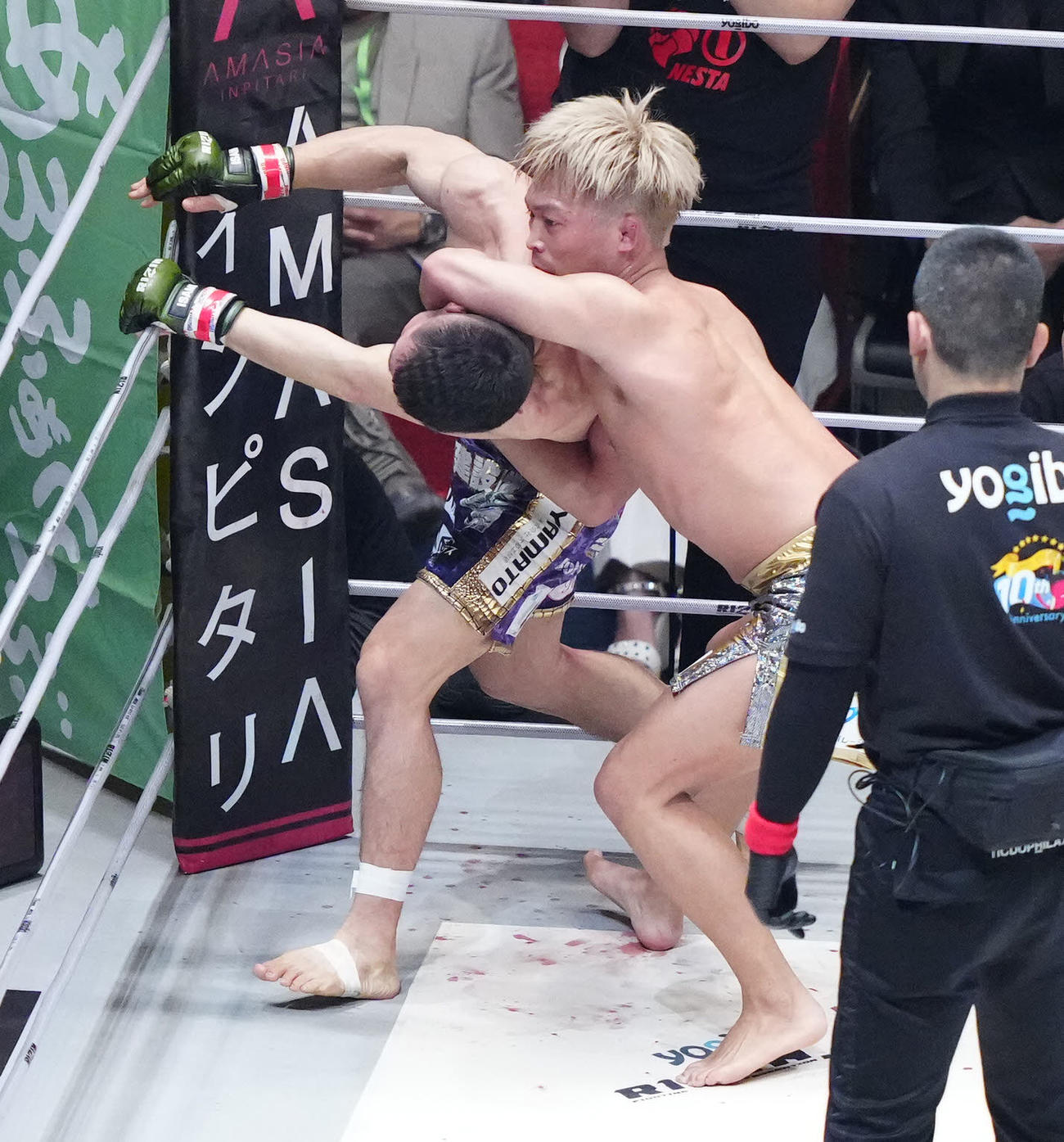 牛久絢太郎対太田忍　3回、牛久（左）を攻める太田（撮影・江口和貴）