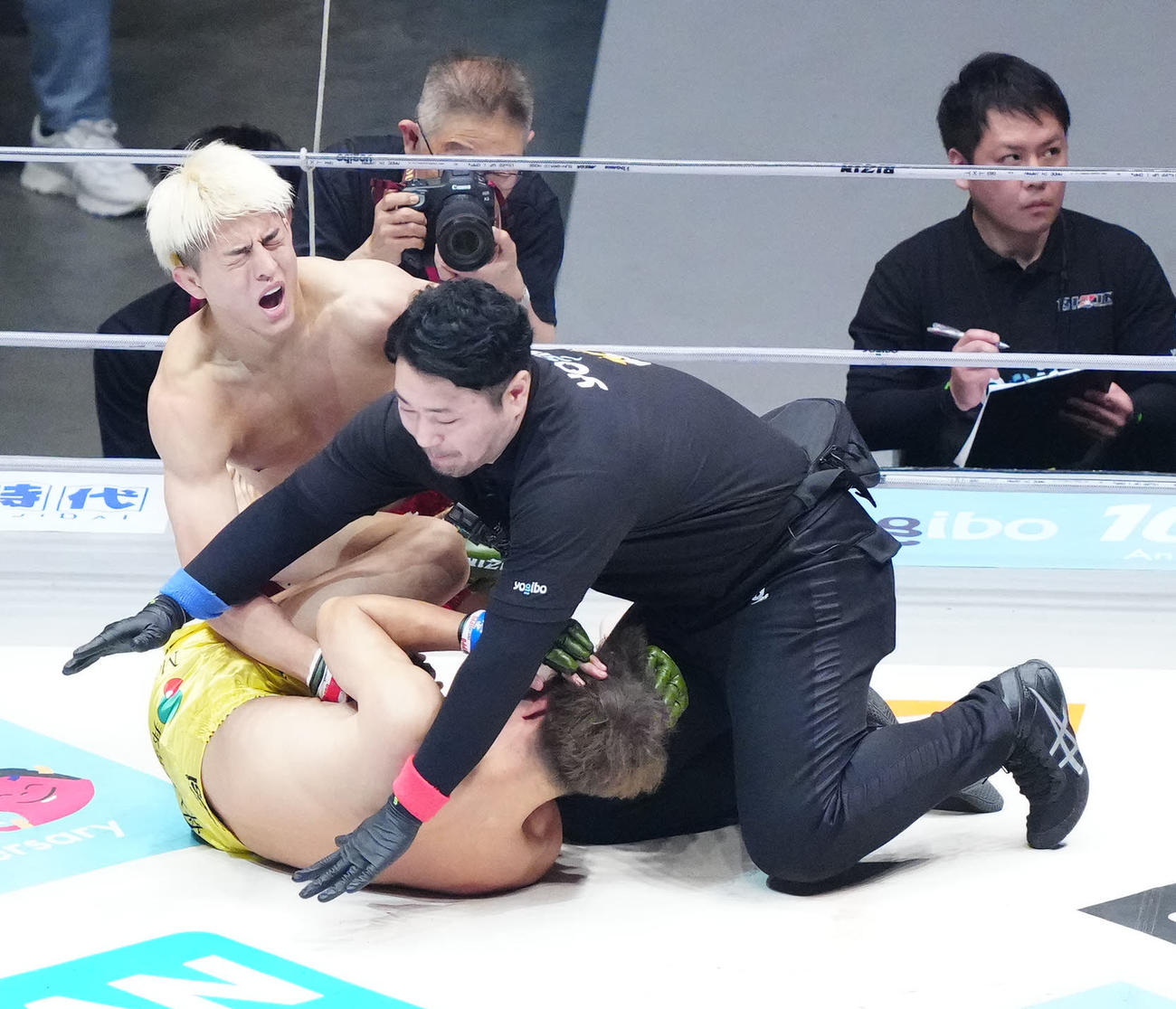 木千裕対金原正徳　1回、金原（手前左）に勝利した鈴木（撮影・江口和貴）