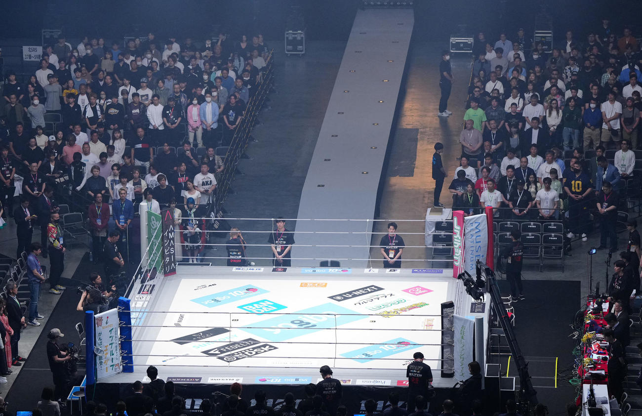 RIZIN46の開始前、10カウントで曙太郎さんの追悼が行われた（撮影・江口和貴）