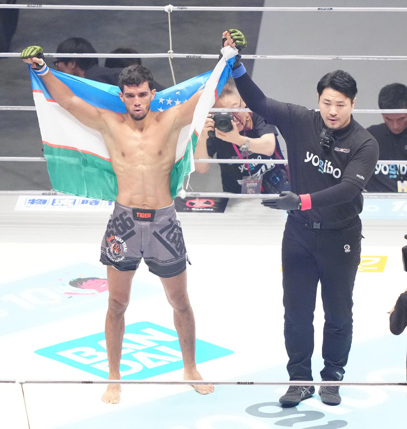 山本空良対イルホム・ノジモフ　山本に勝利したノジモフ（左）（撮影・江口和貴）