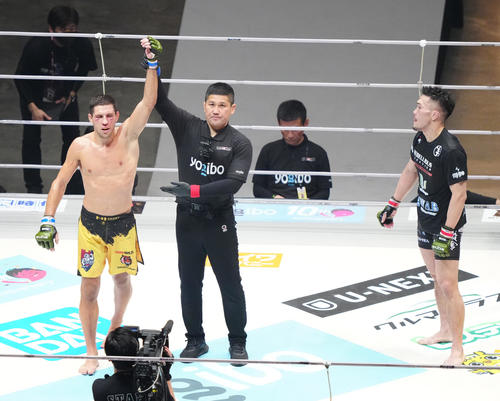 中原由貴対ビクター・コレスニック　中原（右）に判定勝ちしたコレスニック（撮影・江口和貴）