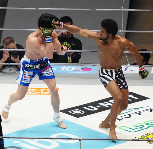 “ブラックパンサー”ベイノア対井上雄策　3回、井上（左）にパンチを放つベイノア（撮影・江口和貴）