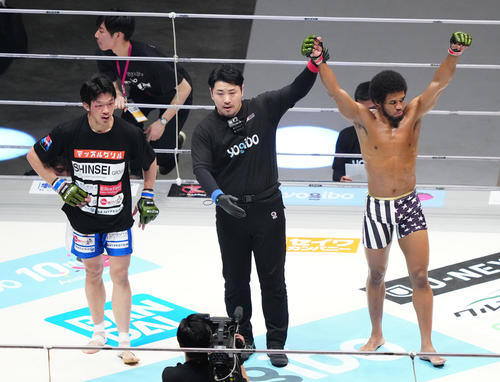 “ブラックパンサー”ベイノア対井上雄策　井上（左）に判定勝ちしたベイノア（撮影・江口和貴）
