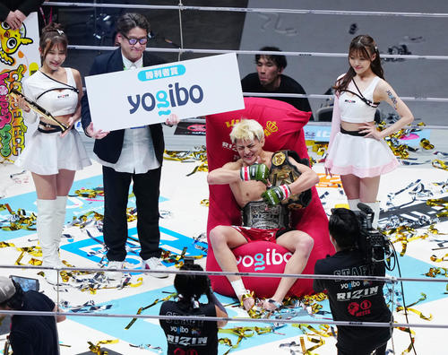 鈴木千裕対金原正徳　金原に勝利し写真に納まる鈴木（中央右）（撮影・江口和貴）