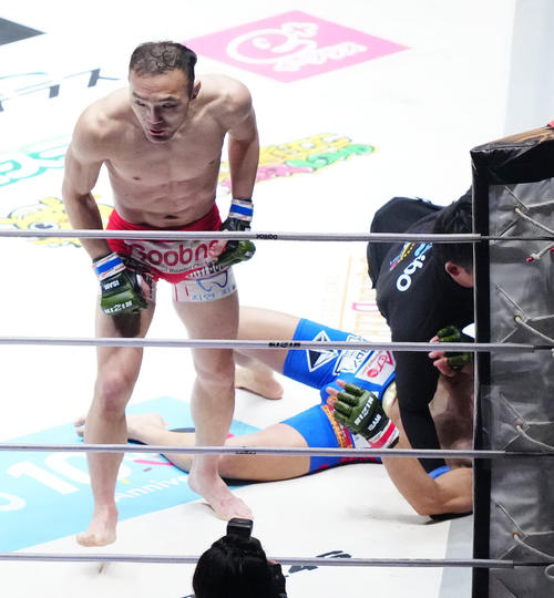 中島太一対キム・スーチョル　2回、中島（右）に勝利したキム・スーチョル（撮影・江口和貴）