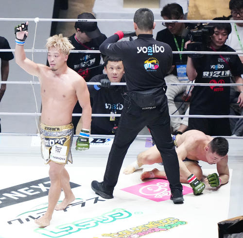 牛久絢太郎対太田忍　3回を終え、勝利を確信した太田（左）。右は牛久（撮影・江口和貴）