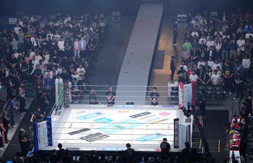 RIZIN46の開始前、10カウントで曙太郎さんの追悼が行われた（撮影・江口和貴）
