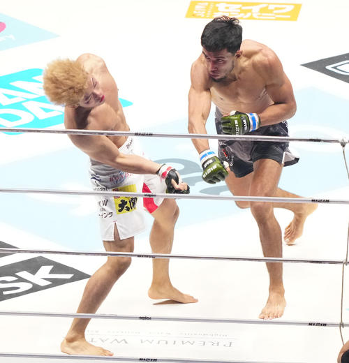山本空良対イルホム・ノジモフ　2回、山本（左）にパンチを放つノジモフ（撮影・江口和貴）