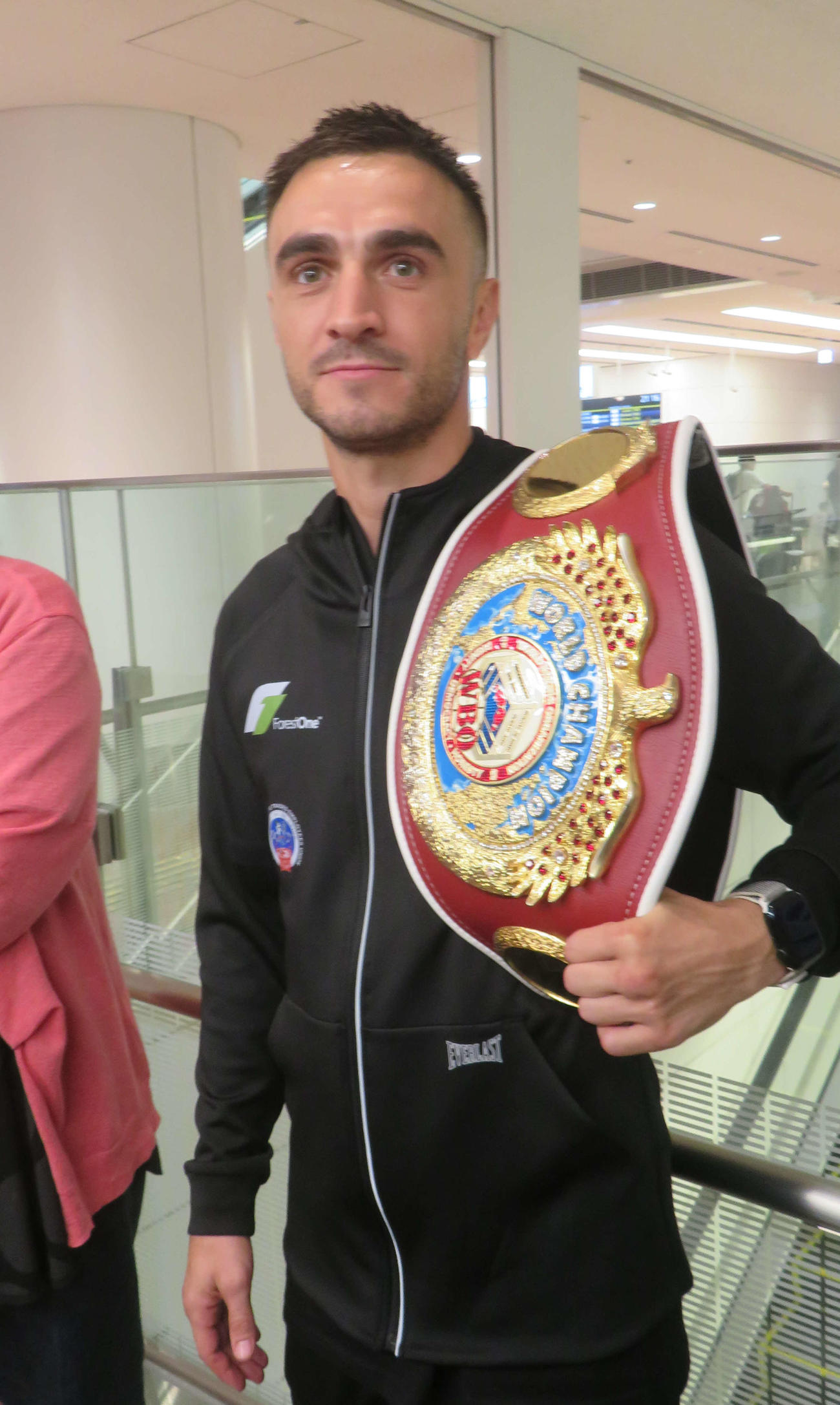 母国オーストラリアから日本に到着したWBO世界バンタム級王者ジェーソン・モロニー