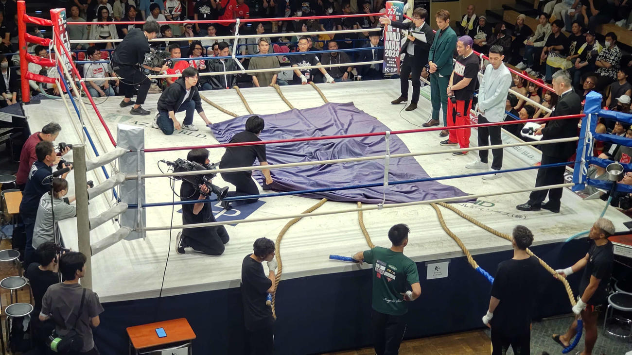 第1試合が始まる前にK－1対Krush対抗戦の対戦相手を決める綱引き抽選が行われた