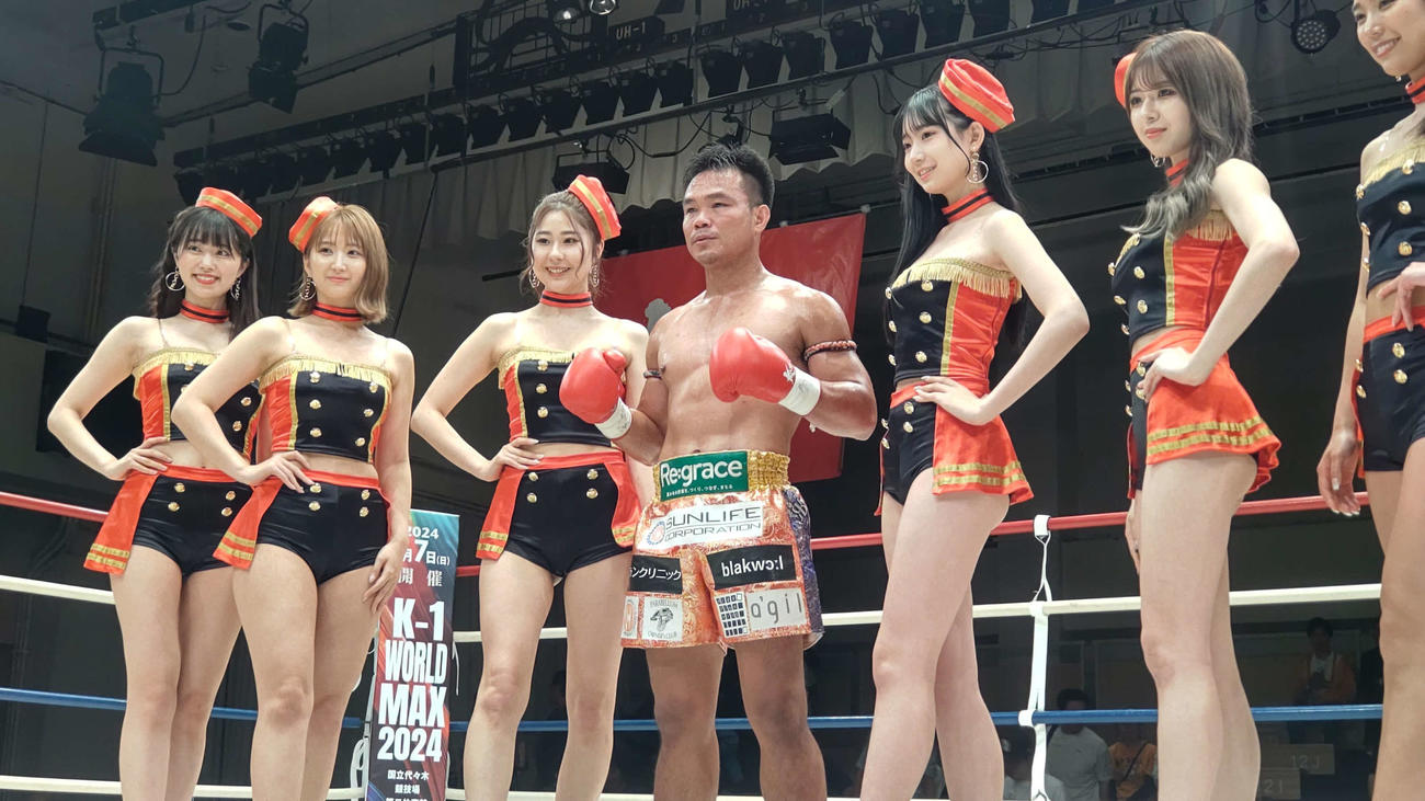 判定3－0で塚本拓真に勝利し、この日ファンにお披露目となったKrushガールズと写真に収まるゴンナパー
