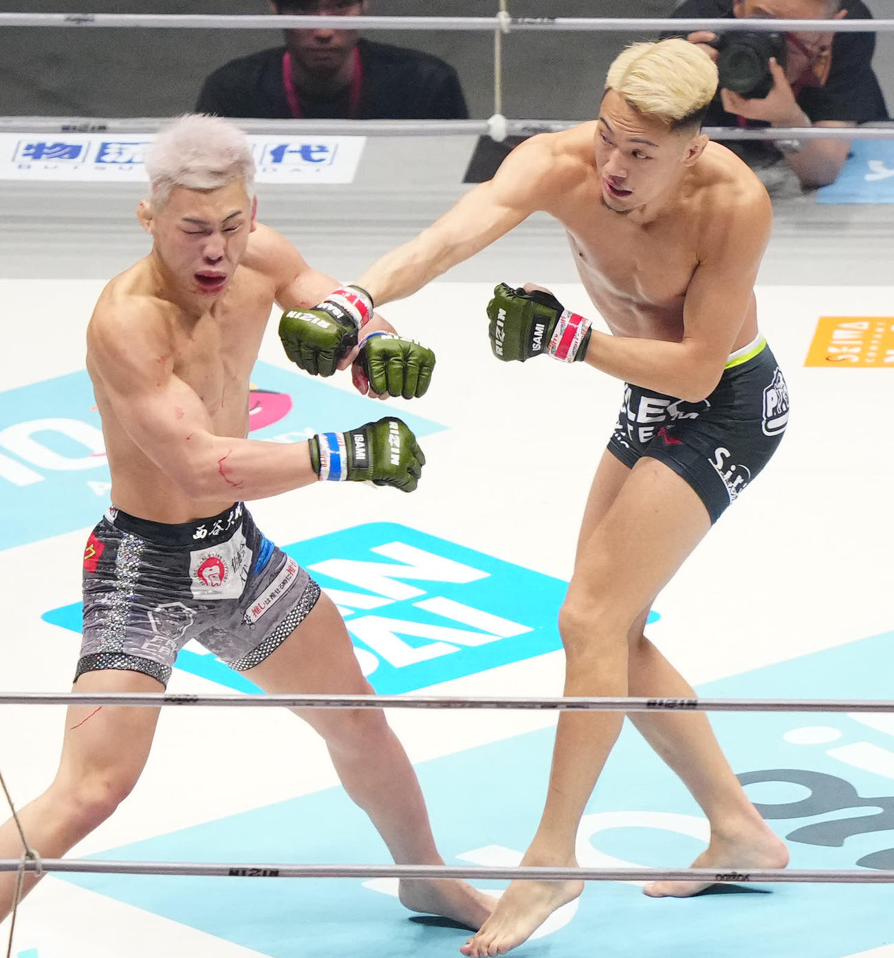 高木凌対西谷大成　西谷（左）にパンチを放ち倒す高木（撮影・江口和貴）