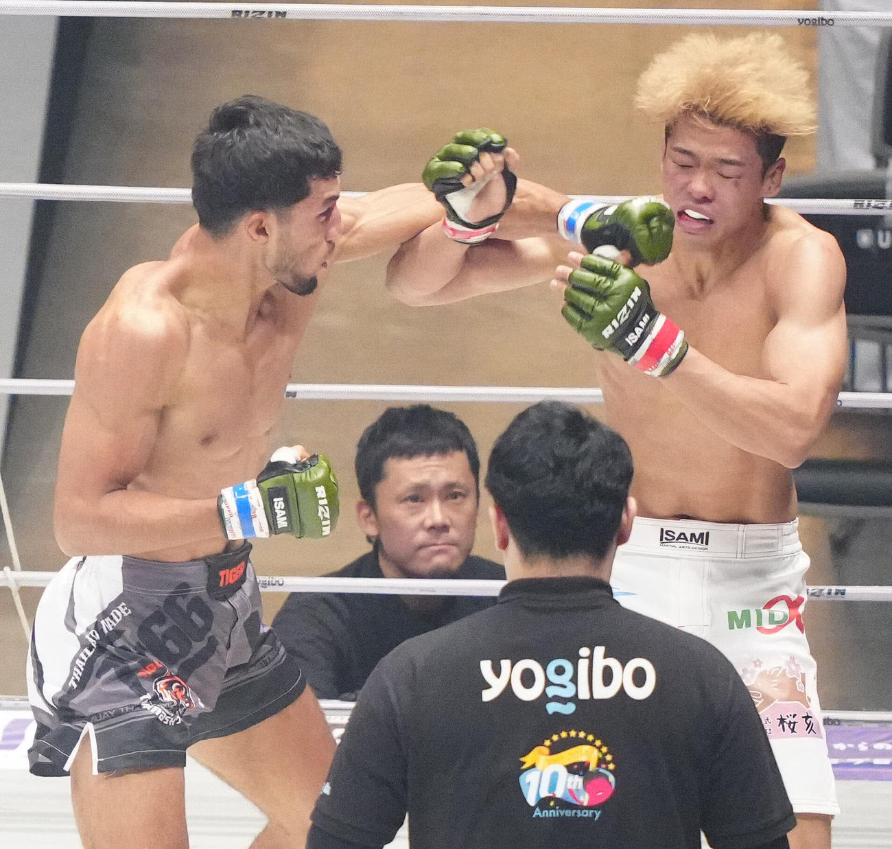 山本空良対イルホム・ノジモフ　2回、山本（右）にパンチを放つノジモフ（撮影・江口和貴）