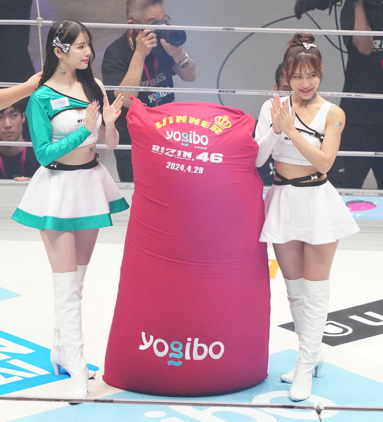 RIZIN46　リングに上がるRIZINガールの倉智天彩（左）とCOCO（撮影・江口和貴）