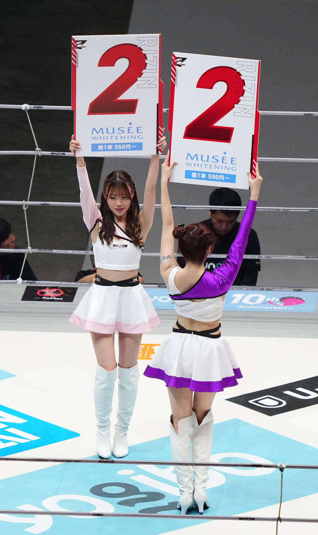 リングを彩るRIZINガールの菅原早記（左）（撮影・江口和貴）