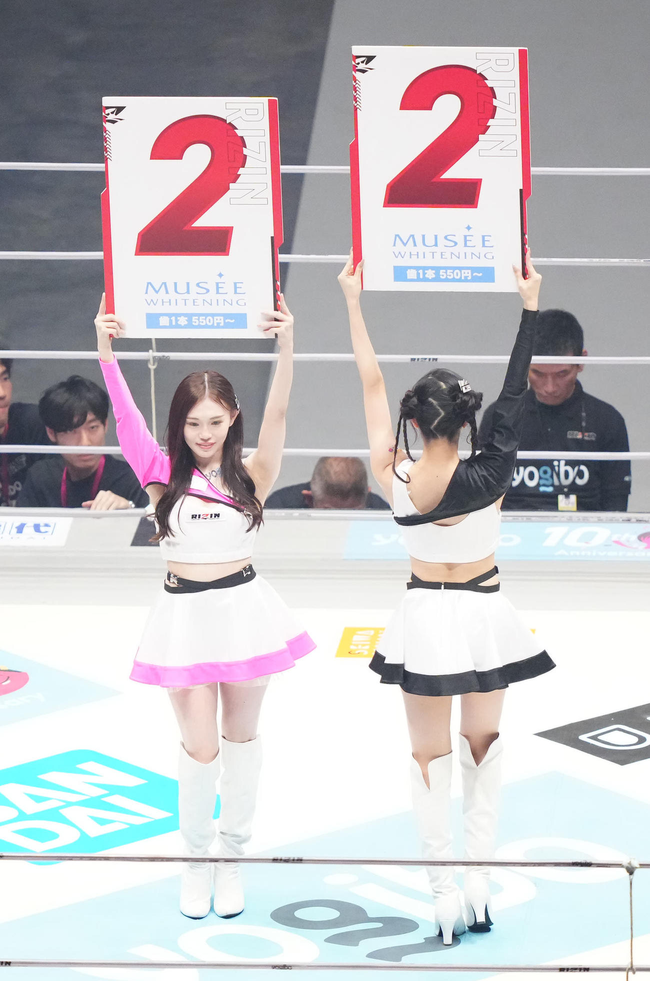 リングを彩るRIZINガールの田丸りさ（左）（撮影・江口和貴）
