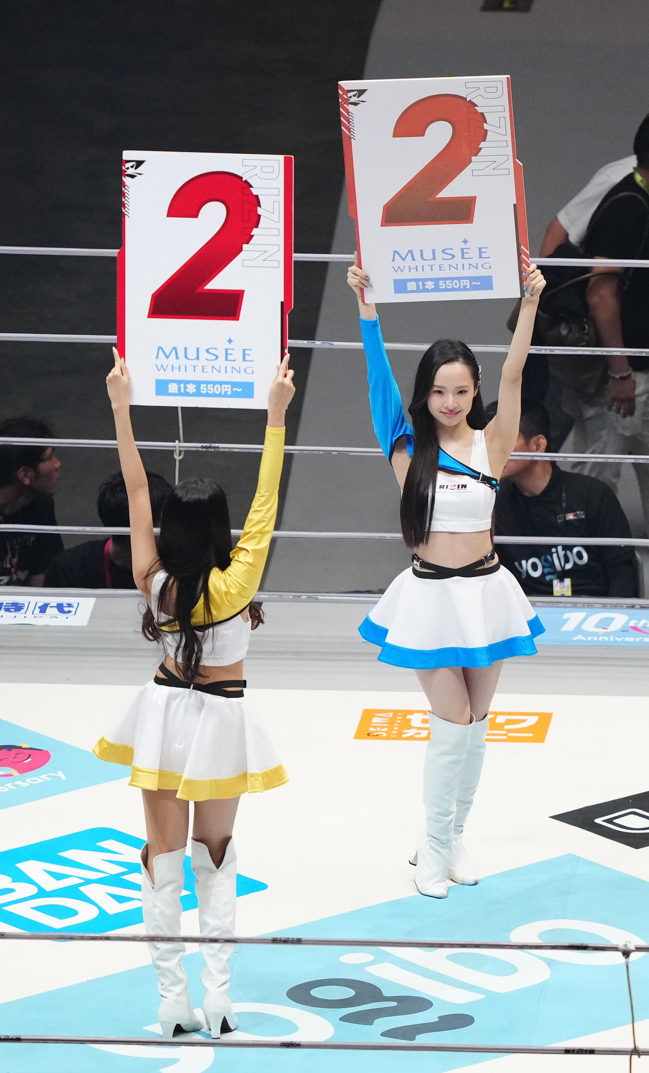 RIZIN46　リングを彩るRIZINガールの大鷹りか（右）（撮影・江口和貴）