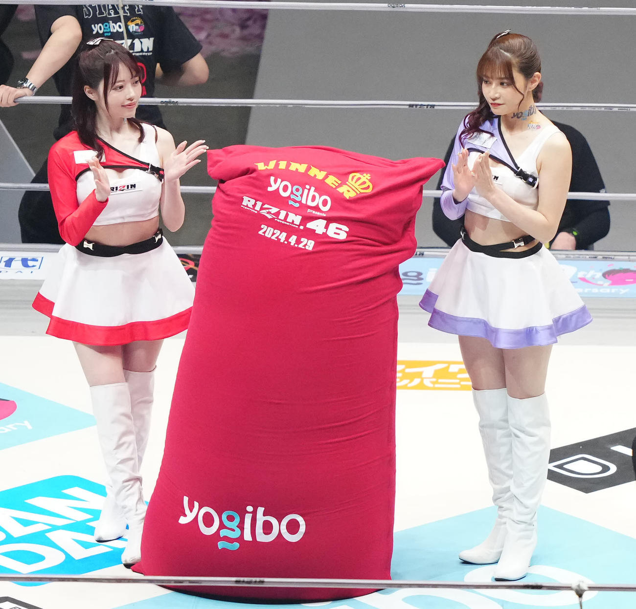 リングに上がるRIZINガールの森香穂（左）とKOU（撮影・江口和貴）