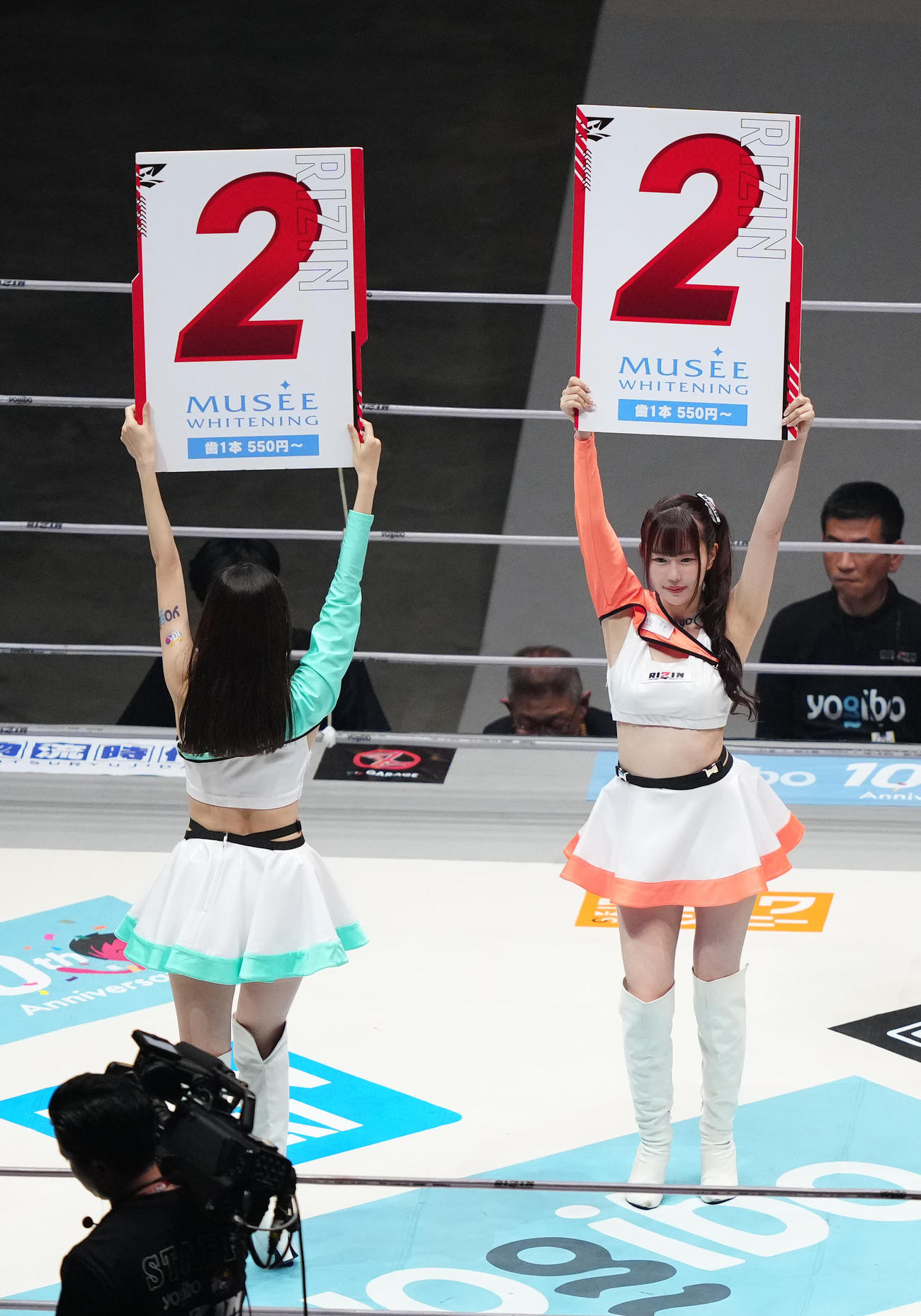 RIZIN46　リングを彩るRIZINガールの平野由佳（右）（撮影・江口和貴）