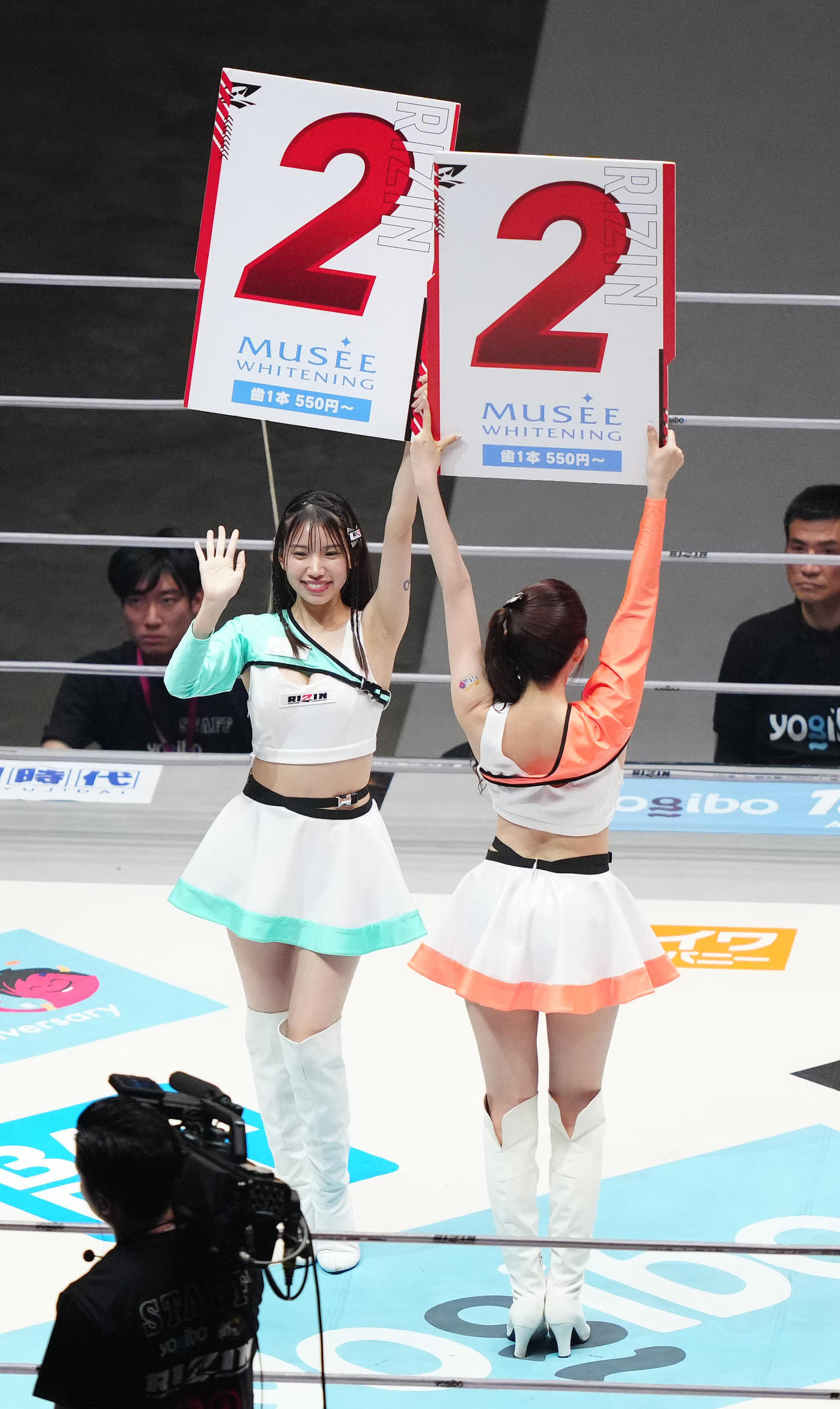 RIZIN46　リングを彩るRIZINガールの秋澤うらら（左）（撮影・江口和貴）