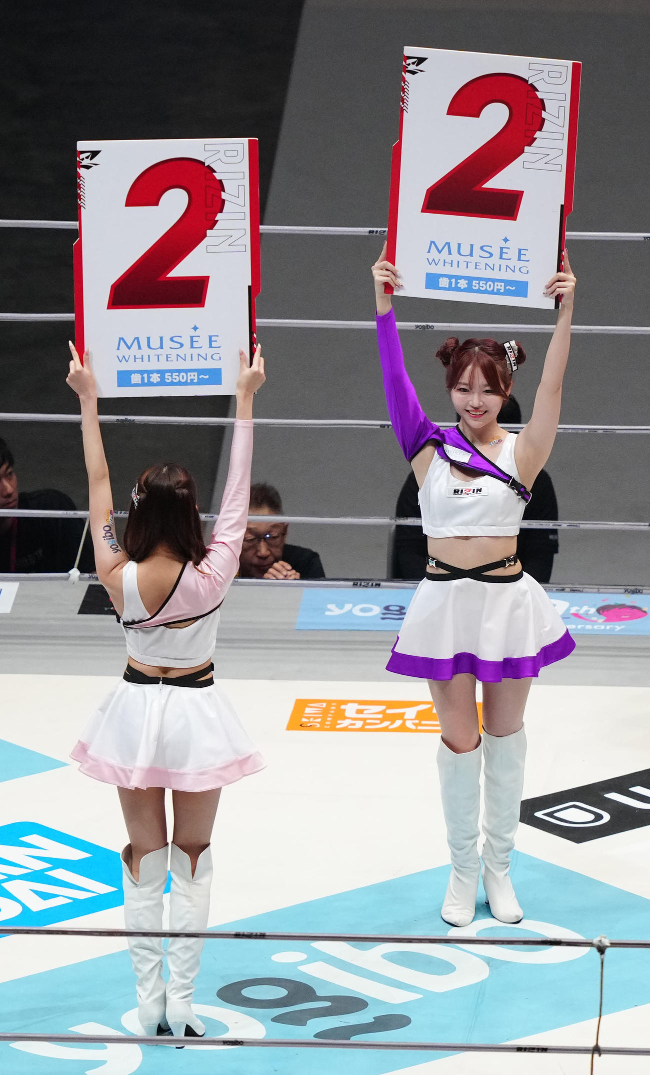 リングを彩るRIZINガールの石鳥まい（右）（撮影・江口和貴）