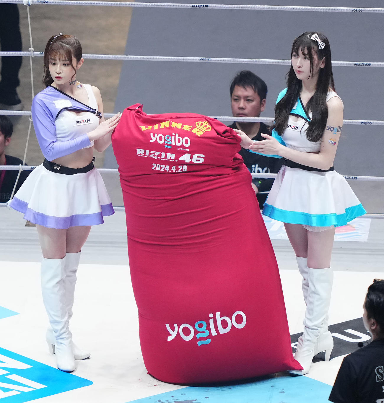 リングに上がるRIZINガールのKOU（左）と宮瀬なこ（撮影・江口和貴）