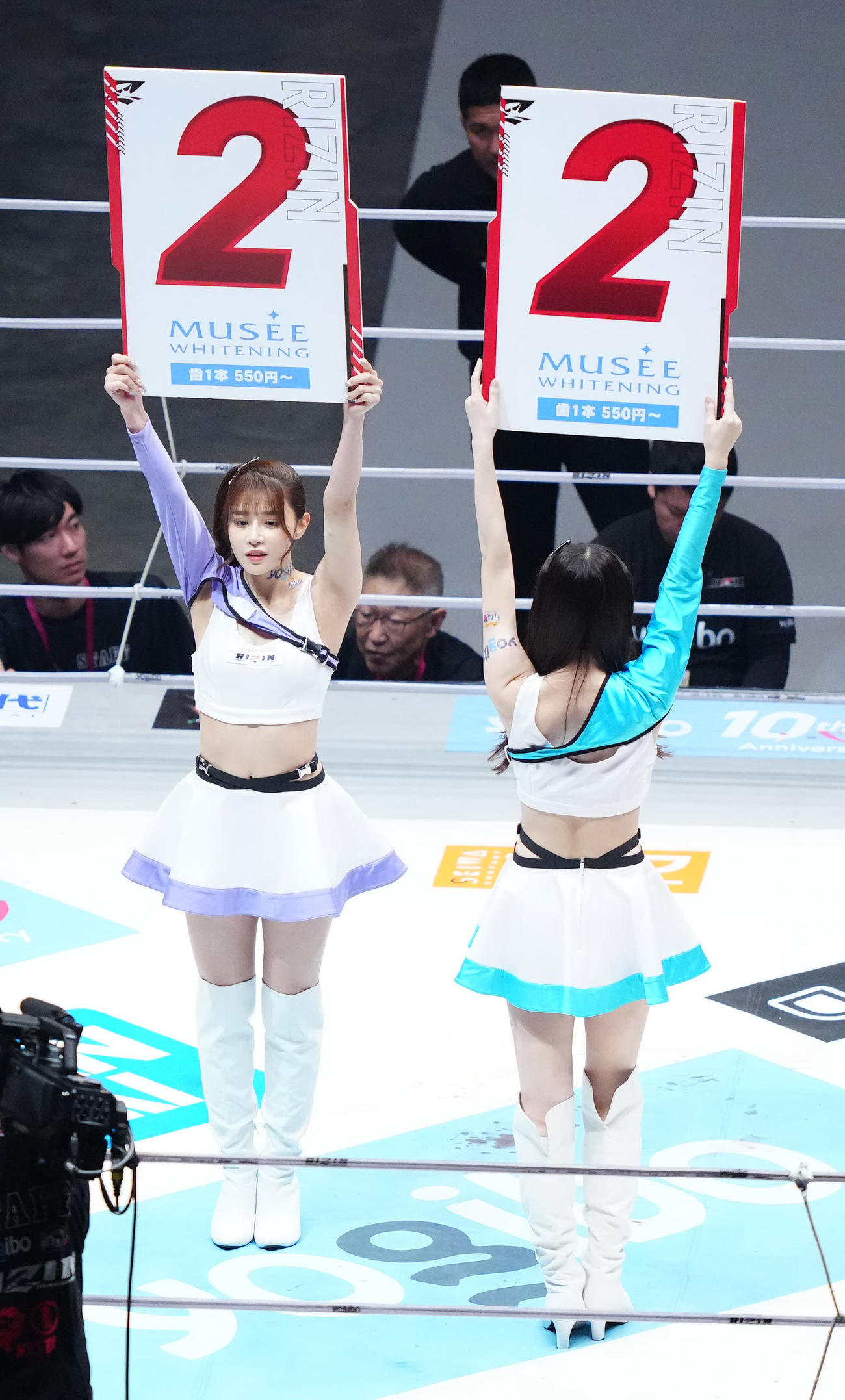 リングを彩るRIZINガールのKOU（左）（撮影・江口和貴）