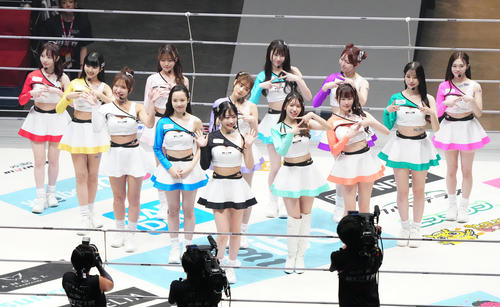 リングに上がるRIZINガールのメンバー（撮影・江口和貴）