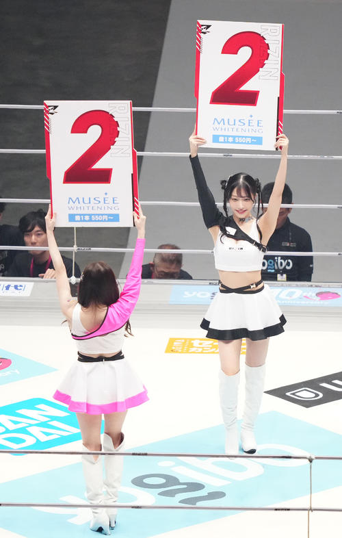 リングを彩るRIZINガールの西井綾音（右）（撮影・江口和貴）