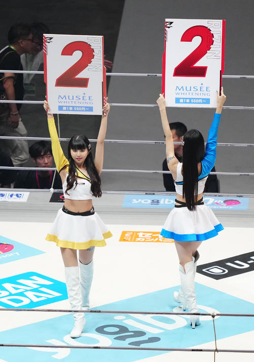 RIZIN46　リングを彩るRIZINガールの菅田れもん（左）（撮影・江口和貴）