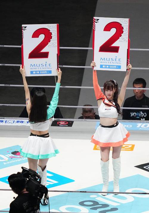 RIZIN46　リングを彩るRIZINガールの平野由佳（右）（撮影・江口和貴）
