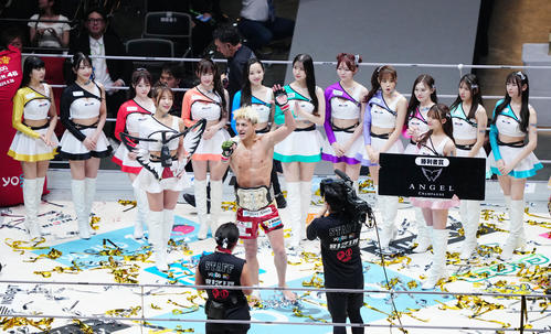 鈴木千裕対金原正徳　試合後、あいさつする鈴木（中央）（撮影・江口和貴）