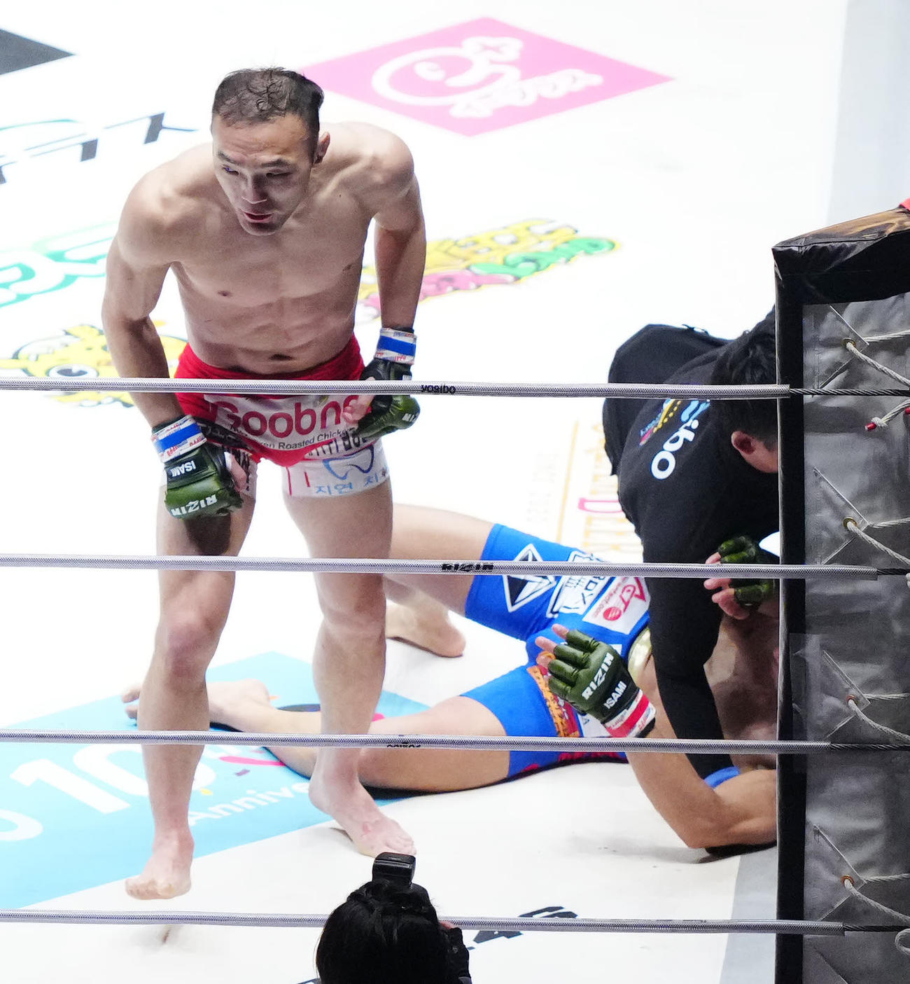 中島太一対キム・スーチョル　2回、中島（右）に勝利したキム・スーチョル（撮影・江口和貴）