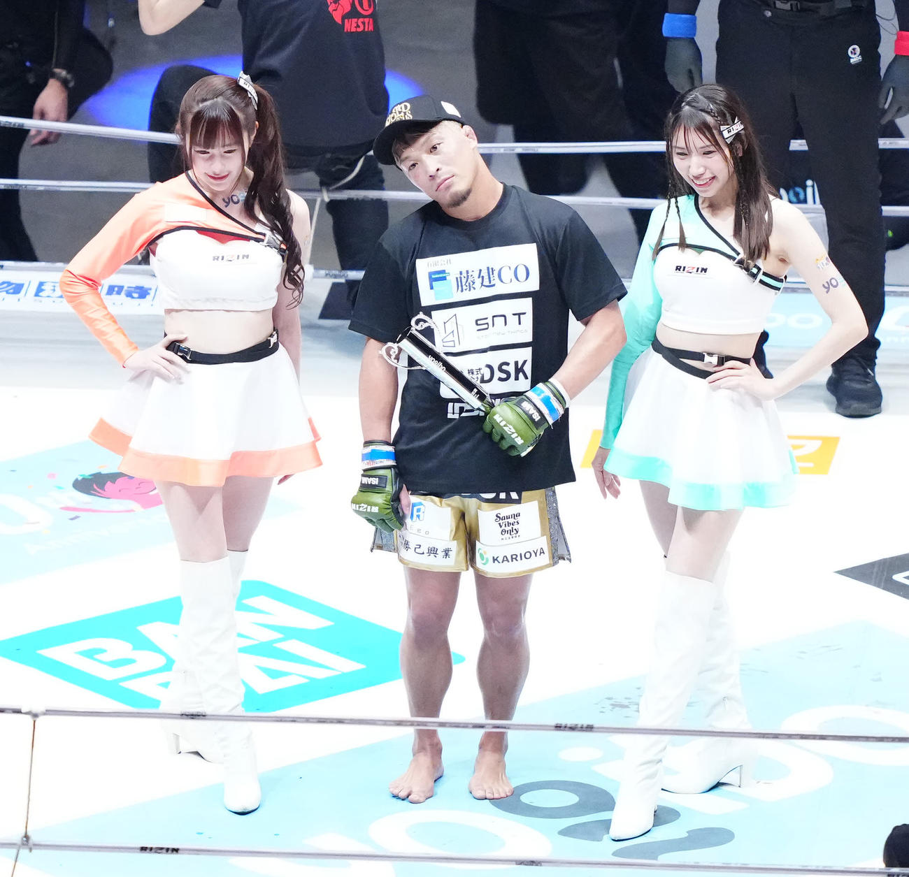 牛久絢太郎対太田忍　判定勝ちした太田（中央）（撮影・江口和貴）